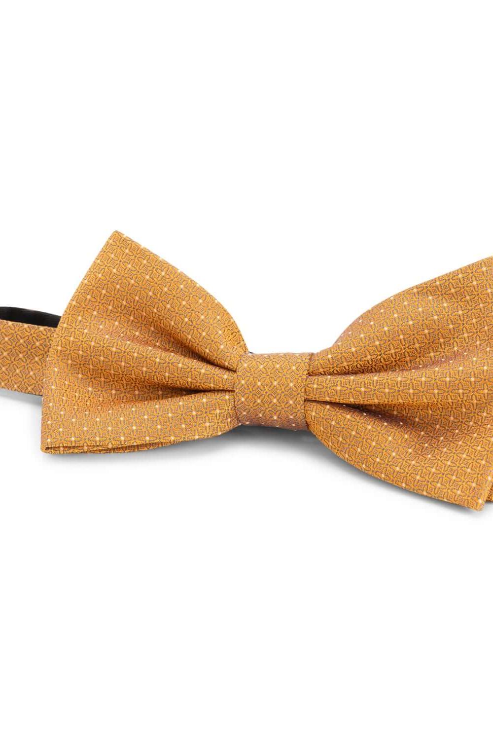 Strik zijde print stippel oranje met subtiel stippelpatroon, voorgevormd en verstelbare sluiting.