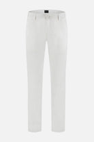 Chino stretch dobby wit - White chino pants with a sleek design and stretch fabric for comfort.
