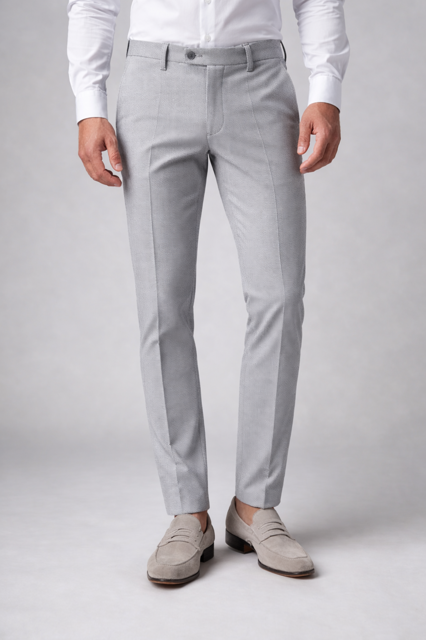 Pantalon stretch lichtgrijs gedragen door man met subtiele details en comfortabel design.