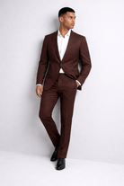 Pak 2-delig kastanje rood, slim-fit snit, lange lengte, stijlvolle man in kastanjekleurig pak.