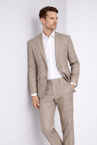 Pak 2-delig Glen plaid bruin model in een stijlvolle pose met bijpassende broek.