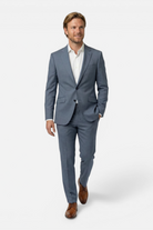 Pak 2-delig miniruit blauw-grijs wolblend tweedpak met notch revers op een man.
