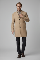 Coat windvanger camel - pose 2