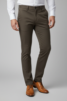 Chino stretch structuur donkerbruin - pose 2