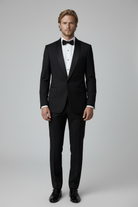 Smoking compleet - wolblend, elegant zwart smoking met verfijnde snit en subtiele afwerking, model in klassieke pose.