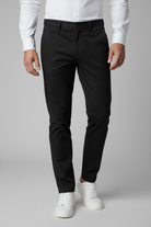 Chino stretch structuur zwart - pose 2 met witte sneakers