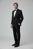 Moderne man in Smoking compleet, zwart jasje en strik, ideale outfit voor formele evenementen.