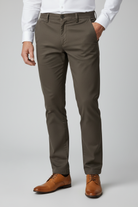 Chino stretch structuur donkerbruin - pose 1