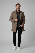 Coat windvanger miniruit bruin - pose 2