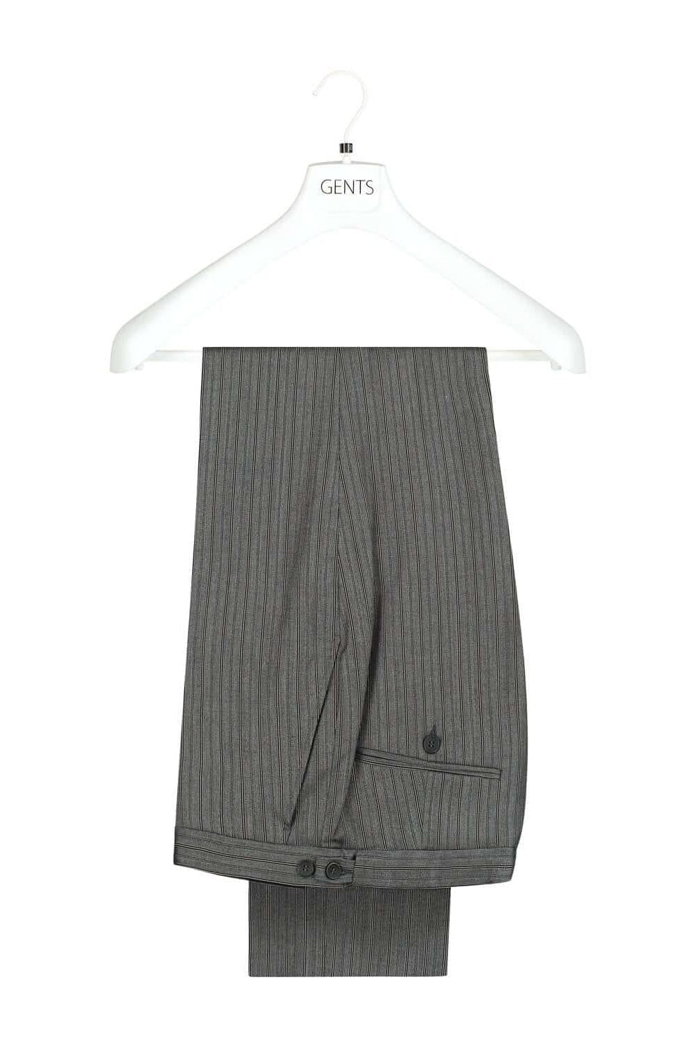 Jacquet compleet: elegante grijzige pantalon op hangertje voor de moderne gentleman.