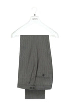 Jacquet compleet: elegante grijzige pantalon op hangertje voor de moderne gentleman.