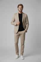 Pak 2-delig stretch beige outfit model showcasing modern styling and comfort.