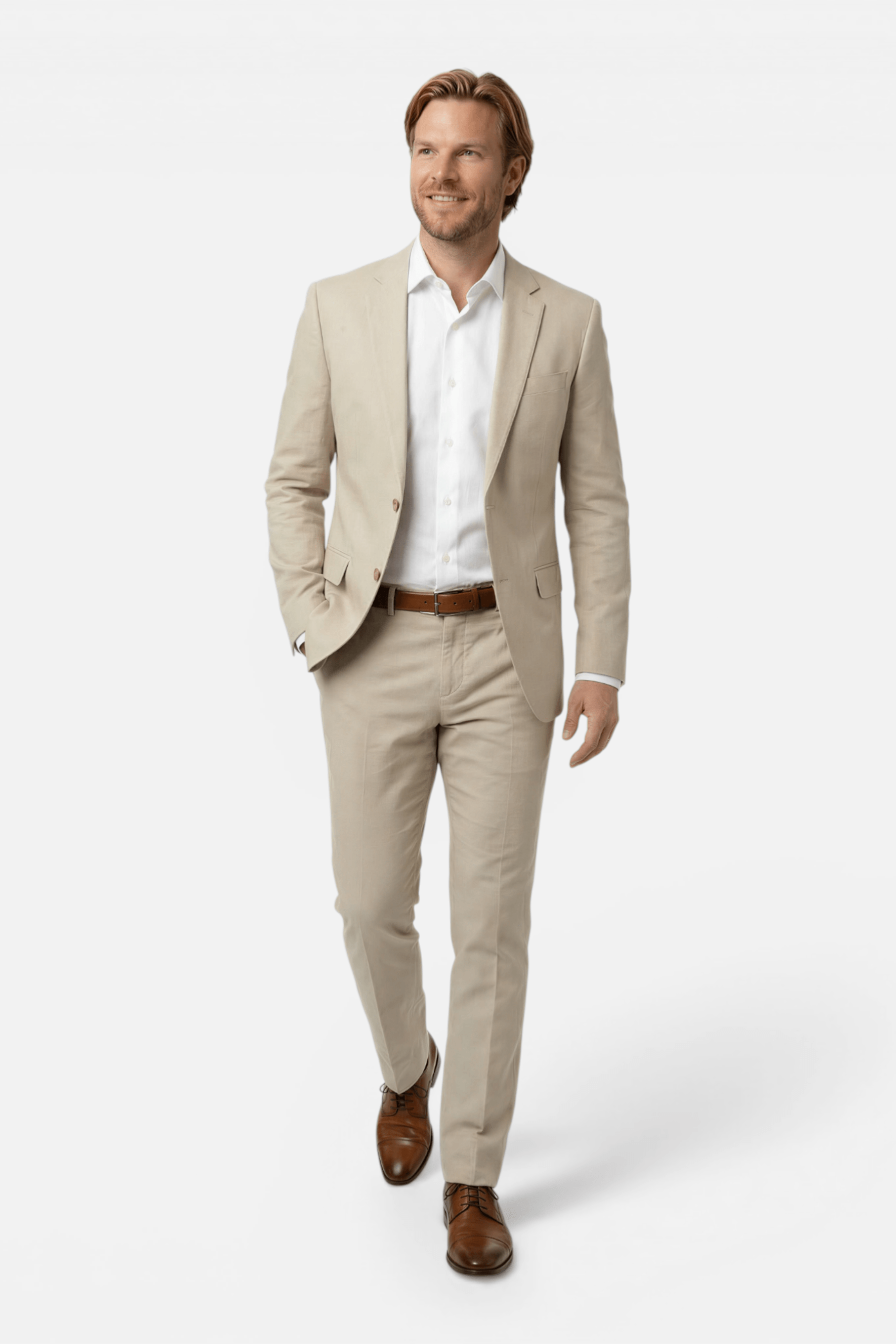 Man wearing Pak 2-delig stretchkatoen zand suit walking confidently.