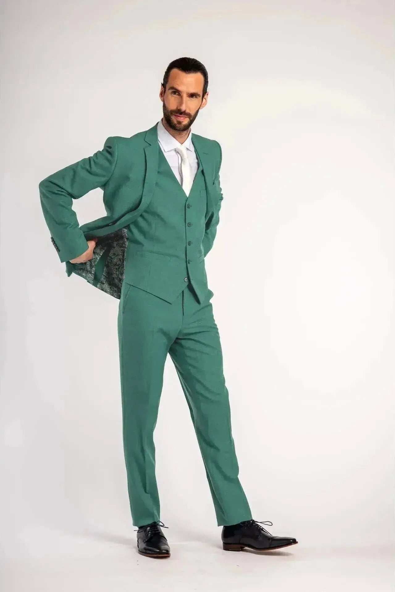 Pak ceder groen 3-delig outfit worn by a man posing confidently.