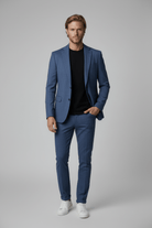 Pak Stretch Birdseye Blauw 2-delig stylisch herenkostuum met blazer en pantalon in blauw.