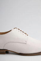 Witte veterschoen detail
