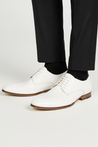 Witte veterschoen met model